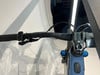 Detail des Lenkers eines E-Bikes mit Bedienelementen und Display.