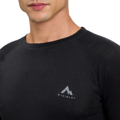 Mann in schwarzem McKinley-Shirt mit Logo auf der Brust. Mann in schwarzem McKinley-Shirt mit Logo auf der Brust.