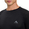 Mann in schwarzem McKinley-Shirt mit Logo auf der Brust.