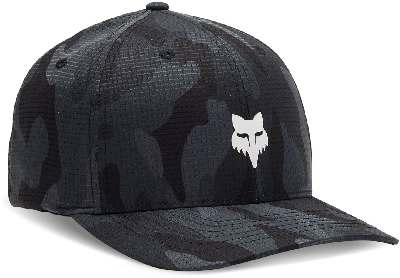 Eine schwarze Kappe mit Camouflage-Muster und weißem Fuchskopf-Logo. Eine schwarze Kappe mit Camouflage-Muster und weißem Fuchskopf-Logo.