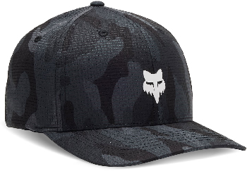 Eine schwarze Kappe mit Camouflage-Muster und weißem Fuchskopf-Logo.
