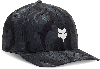 Eine schwarze Kappe mit Camouflage-Muster und weißem Fuchskopf-Logo.