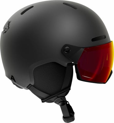 Mattschwarzer Skihelm mit rotem Visier und Logo. Mattschwarzer Skihelm mit rotem Visier und Logo.