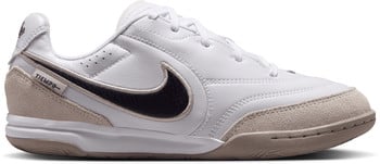 Biele futbalové topánky Nike Tiempo s čiernym logom a béžovými detailmi na podrážke.