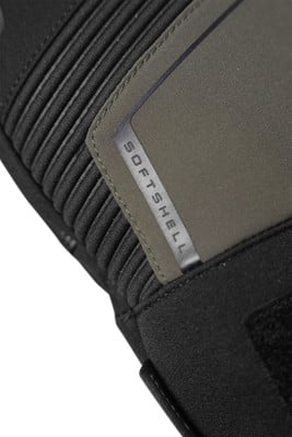 Detail eines Handschuhs mit der Aufschrift SOFTSHELL und schwarzer gerippter Oberfläche. Detail eines Handschuhs mit der Aufschrift SOFTSHELL und schwarzer gerippter Oberfläche.