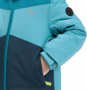 Ein Kind steckt seine Hand in die Tasche einer blauen Jacke mit farbigen Einsätzen.
