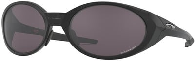 Schwarze, ovale Oakley-Sonnenbrille mit dunklen Gläsern und USA-Aufschrift. Schwarze, ovale Oakley-Sonnenbrille mit dunklen Gläsern und USA-Aufschrift.