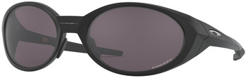 Schwarze, ovale Oakley-Sonnenbrille mit dunklen Gläsern und USA-Aufschrift.