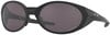Schwarze, ovale Oakley-Sonnenbrille mit dunklen Gläsern und USA-Aufschrift.