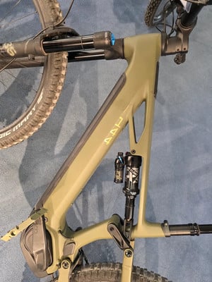Grünes Mountain-E-Bike mit Federung und ACID-Logo. Grünes Mountain-E-Bike mit Federung und ACID-Logo.