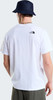 Mann in weißem T-Shirt und dunkelblauem Hut, Rückansicht