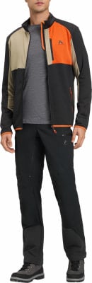 Ein Mann in einer Outdoor-Jacke und -Hose mit Berglogo und orangefarbenen Akzenten. Ein Mann in einer Outdoor-Jacke und -Hose mit Berglogo und orangefarbenen Akzenten.