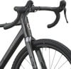 Detail des Vorderteils eines dunkelgrauen Gravelbikes mit Lenker und Rad.