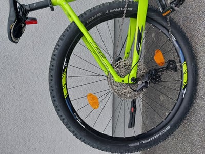 Detail des Hinterrads eines grünen Mountainbikes mit Kassette und Schaltwerk. Detail des Hinterrads eines grünen Mountainbikes mit Kassette und Schaltwerk.