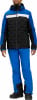 Mann in einer blauen Skijacke mit schwarzen und weißen Streifen und blauer Skihose.