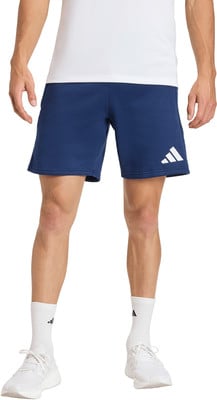 Ein Mann in dunkelblauen Adidas-Shorts mit weißem Logo und weißem T-Shirt.