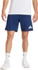 Ein Mann in dunkelblauen Adidas-Shorts mit weißem Logo und weißem T-Shirt.
