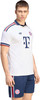 Ein Mann in einem weißen Fußballtrikot mit dunkelblauen Shorts und dem Bayern München Logo.