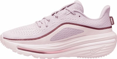 Ružová bežecká obuv Nike s tmavšími detailmi a logom. Ružová bežecká obuv Nike s tmavšími detailmi a logom.