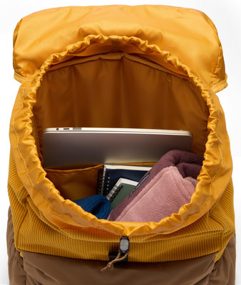 A hátizsákban laptop, jegyzetfüzetek és ruhák vannak. A hátizsákban laptop, jegyzetfüzetek és ruhák vannak.