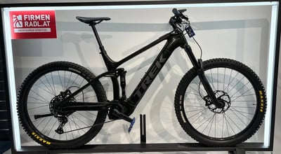 Schwarzes Trek E-Bike mit Federung und TREK-Schriftzug auf dem Rahmen. Schwarzes Trek E-Bike mit Federung und TREK-Schriftzug auf dem Rahmen.