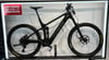 Schwarzes Trek E-Bike mit Federung und TREK-Schriftzug auf dem Rahmen.