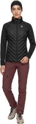 Frau in schwarzer Steppjacke und weinroter Hose mit Stirnband. Frau in schwarzer Steppjacke und weinroter Hose mit Stirnband.