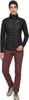 Frau in schwarzer Steppjacke und weinroter Hose mit Stirnband.