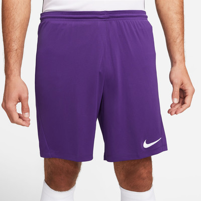 Ein Mann trägt eine lila Nike-Shorts. Ein Mann trägt eine lila Nike-Shorts.