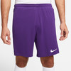 Ein Mann trägt eine lila Nike-Shorts.