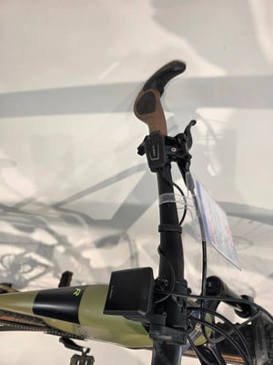 Detail des Griffs und Displays eines Bosch E-Bikes mit sichtbarer Kennzeichnung R.