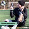 Ein Mann hält auf einem Fußballfeld ein kleines schwarzes Gerät in der Hand.