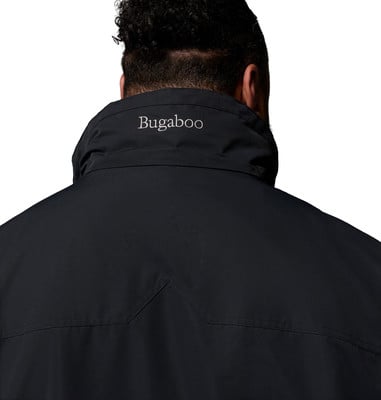 Rückansicht eines Mannes in einer schwarzen Jacke mit der Aufschrift Bugaboo auf dem Kragen.