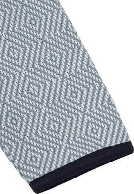 Textil mit geometrischem Rautenmuster und dunklem Saum. Textil mit geometrischem Rautenmuster und dunklem Saum.