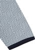 Textil mit geometrischem Rautenmuster und dunklem Saum.