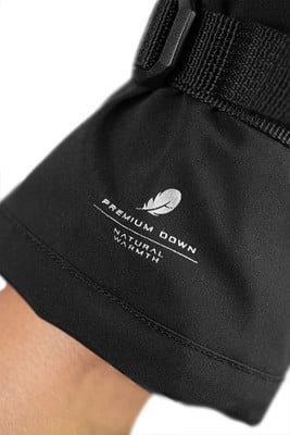 Schwarzer Stoff mit Federlogo und Aufschrift PREMIUM DOWN NATURAL WARMTH. Schwarzer Stoff mit Federlogo und Aufschrift PREMIUM DOWN NATURAL WARMTH.