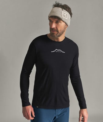 Ein Mann in einem schwarzen Langarmshirt und Stirnband. Ein Mann in einem schwarzen Langarmshirt und Stirnband.