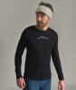 Ein Mann in einem schwarzen Langarmshirt und Stirnband.