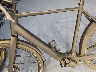 Mattschwarzer E-Bike-Rahmen mit Schutzblechen und Flaschenhalter. Mattschwarzer E-Bike-Rahmen mit Schutzblechen und Flaschenhalter.
