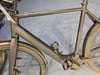 Mattschwarzer E-Bike-Rahmen mit Schutzblechen und Flaschenhalter.