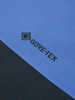 Detail eines Stoffes mit GORE-TEX-Logo auf blauem und schwarzem Hintergrund.