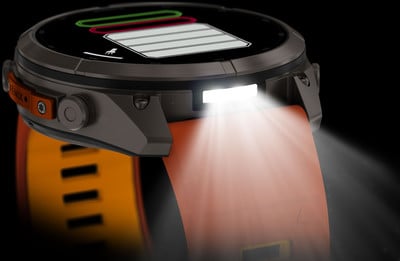 Eine Smartwatch mit orangefarbenem Armband und eingeschaltetem Licht. Eine Smartwatch mit orangefarbenem Armband und eingeschaltetem Licht.