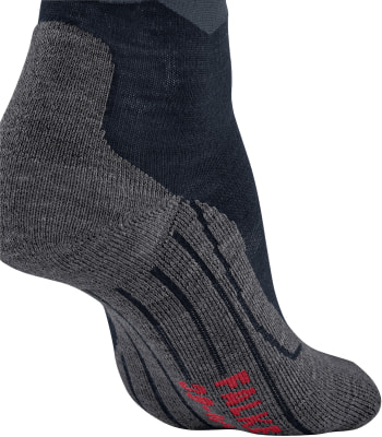 Grauer Knöchelsocken mit dunkelblauem Oberteil und rotem Logo. Grauer Knöchelsocken mit dunkelblauem Oberteil und rotem Logo.