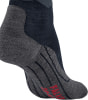 Grauer Knöchelsocken mit dunkelblauem Oberteil und rotem Logo.