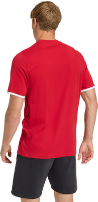 Rückansicht eines Mannes in einem roten T-Shirt mit weißem Besatz und schwarzer Hose. Rückansicht eines Mannes in einem roten T-Shirt mit weißem Besatz und schwarzer Hose.