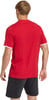 Rückansicht eines Mannes in einem roten T-Shirt mit weißem Besatz und schwarzer Hose.