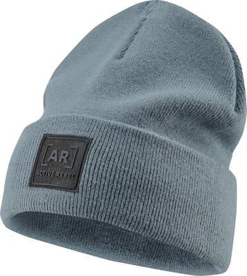 Graue Strickmütze mit schwarzem Lederdetail und AR-Logo.