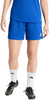 Frau in blauen Shorts und weißen Socken mit Fußballschuhen.