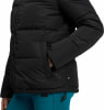 Detail einer schwarzen Daunenjacke mit Tasche und blauer Hose.