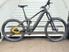 Schwarzes E-Bike mit Federung auf einer Treppe.